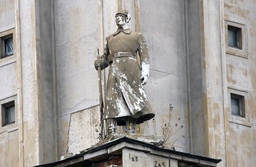 Практически все детали, включая звезду со Спасской башни Кремля и часы с Вознесенского собора, бережно отреставрируют и вернут на место