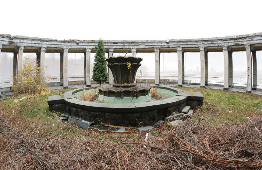 В работах принимали участие скульптор Иван Ефимов и художница Наталья Данько