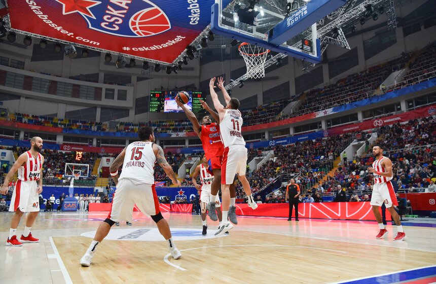 Гости неплохо контролировали темп на протяжении большей части встречи. Сбой произошел лишь в начале третьей четверти. Но именно тот отрезок, в котором москвичи совершили несколько результативных быстрых атак, стал, пожалуй, психологически переломным для хозяев. Они перехватили инициативу, вышли вперед в счете и поверили в себя