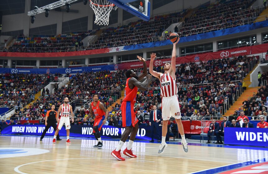 Нужно отдать должное и баскетболистам ЦСКА. В неудобной для себя медленной игре они также не позволили сопернику реализовать его козыри. "Олимпиакос" не получил ощутимого преимущества на подборе (36 против 31)
