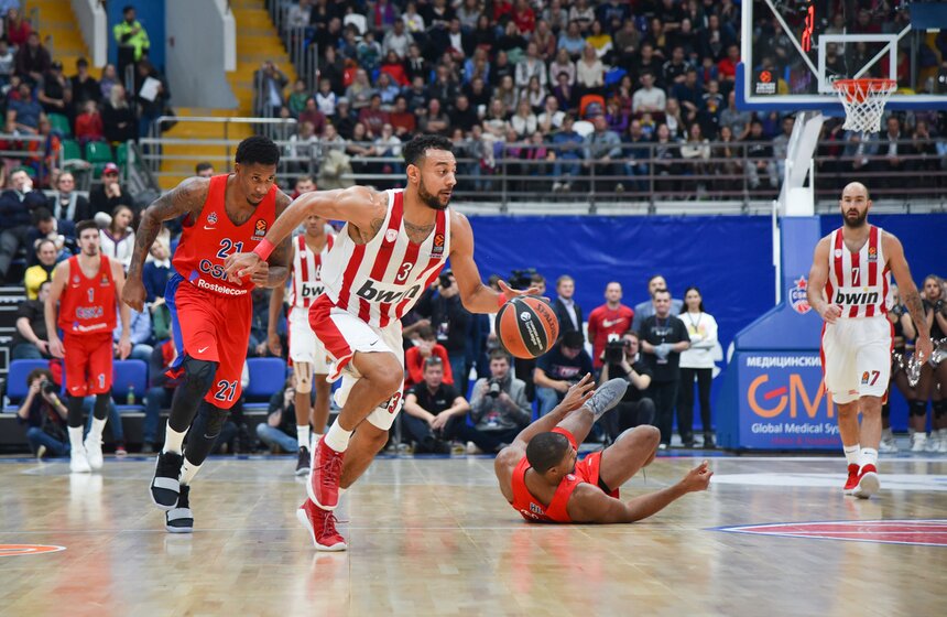 Претензии к обороне красно-синих можно высказать разве что за защиту против Спанулиса в заключительной 10-минутке. Там лидер гостей отметился серией дальних попаданий