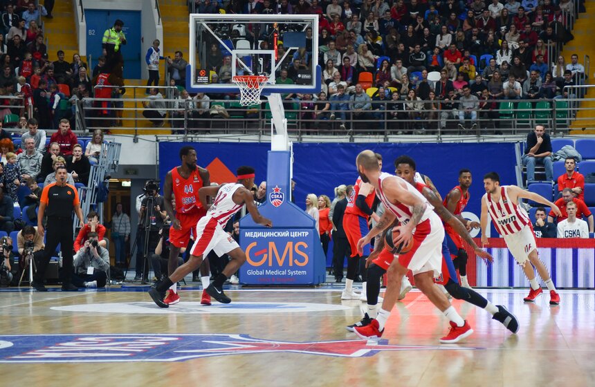 На последней минуте греки перешли в защите на тактику разменов. Армейцы действительно не нашли против такой обороны легких бросков, но зато взяли два подбора на чужом щите подряд и со штрафных вышли вперед. В нападении же гости отказались от Спанулиса, и их атаки превратились в сумбурный неподготовленный навал