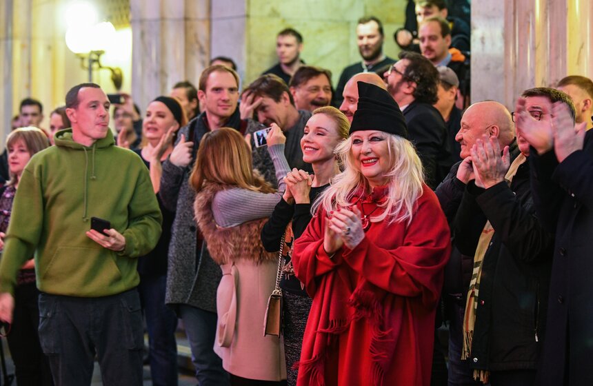 Каждый вагон тематического поезда посвящен знаменательным событиям в истории театра