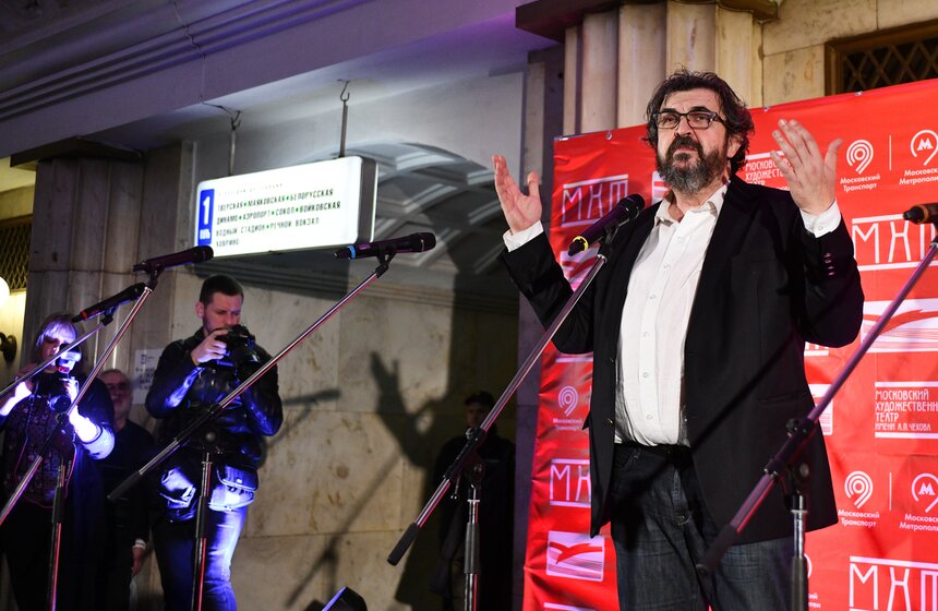 На презентации поезда артисты МХТ прочитали фрагмент из "Этики" Константина Станиславского в стиле хип-хоп