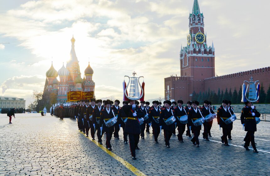 Репетиция сопровождалась музыкой в исполнении военного оркестра