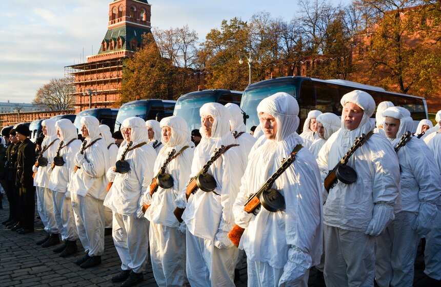 На репетиции военные были одеты в историческую форму разных родов войск