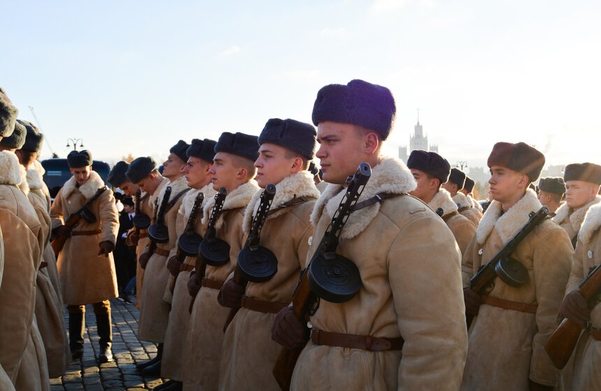 Марш военных и техники продолжался около 20 минут