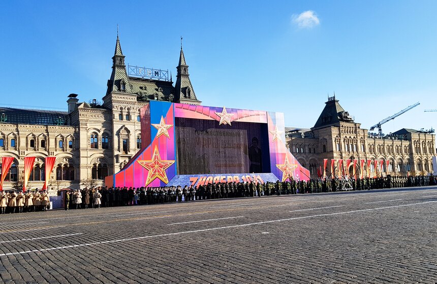 Участники репетиции промаршировали прямо от стен Кремля, как и их предки в далеком 1941 году