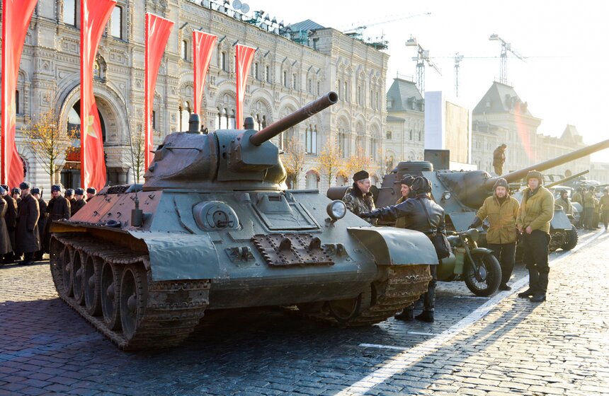 На репетиции можно было увидеть танки, реактивный миномет "Катюша", мотоциклы и бронеавтомобили образца 1941 года