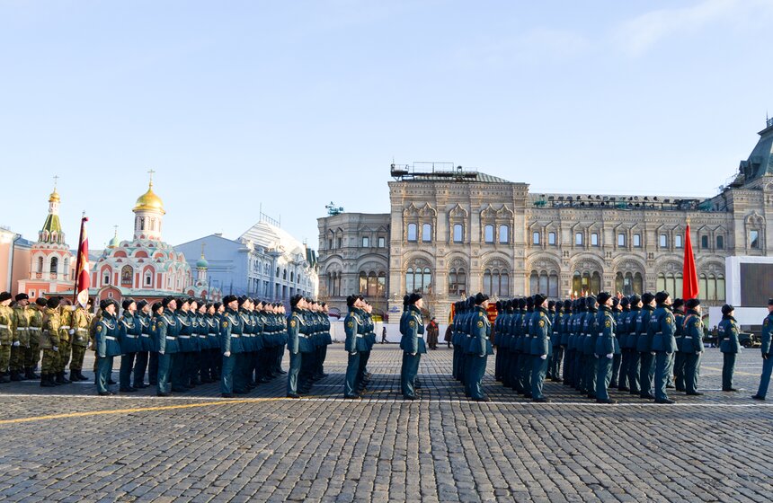 В 1941 году участники парада после его завершения отправлялись прямо на линию фронта для обороны Москвы