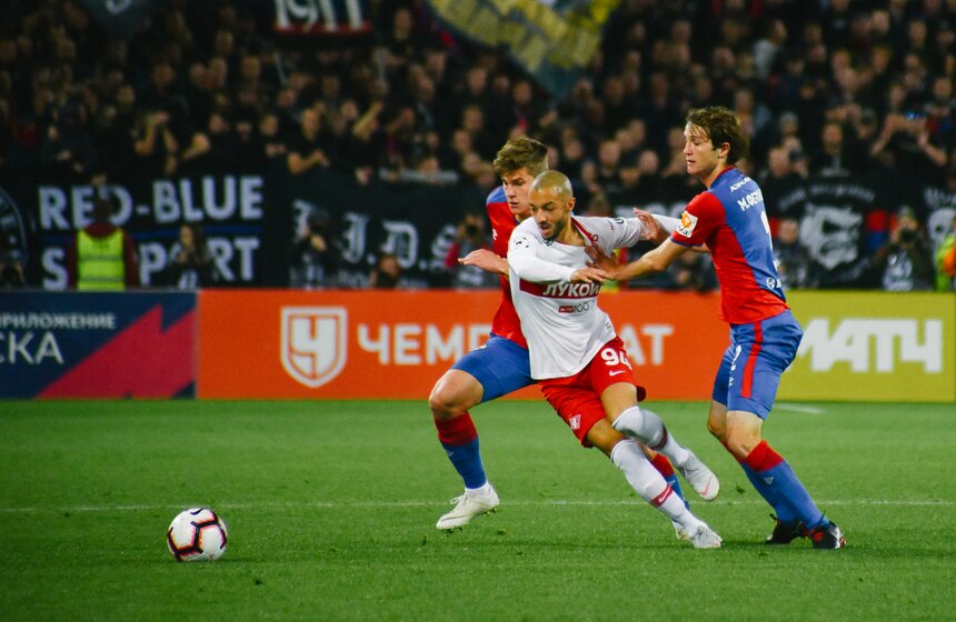 Воодушевленные армейцы понеслись вперед за победой, но игроки "Спартака" выдержали давление со стороны соперника