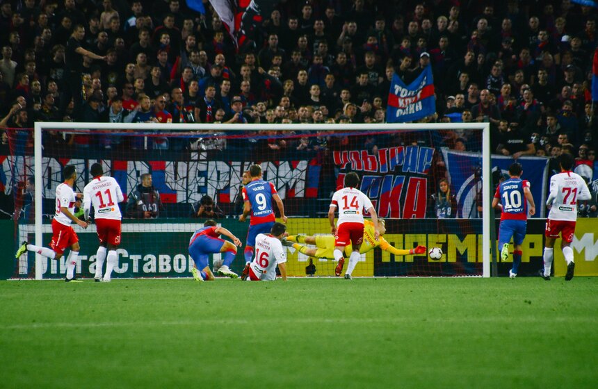 Никола Влашич пробил обводящим ударом в дальний угол "Спартака" и сравнивает счет