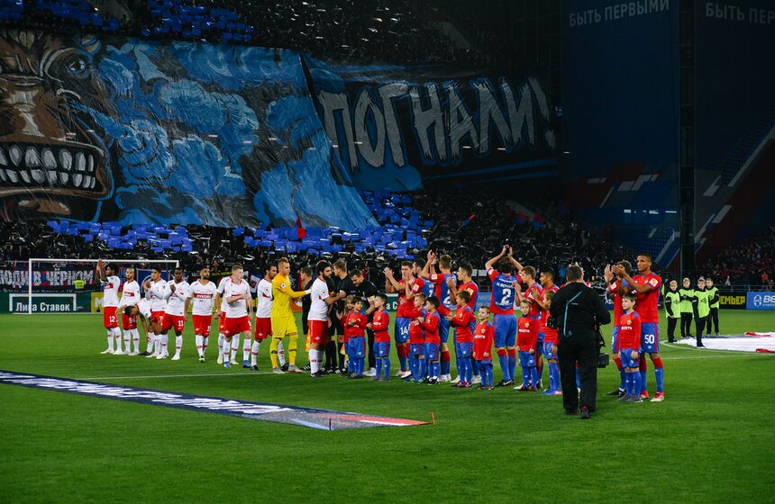 В матче 8-го тура Российской Премьер-Лиги ЦСКА принимал на своем поле "Спартак"