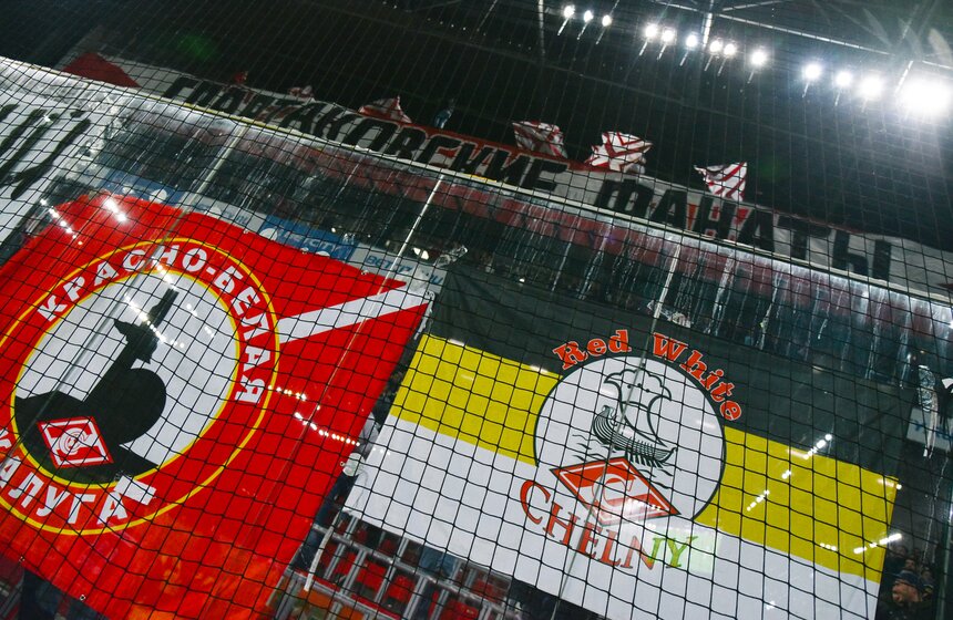 Болельщики "Спартака" поддержали свою команду плакатами и кричалками