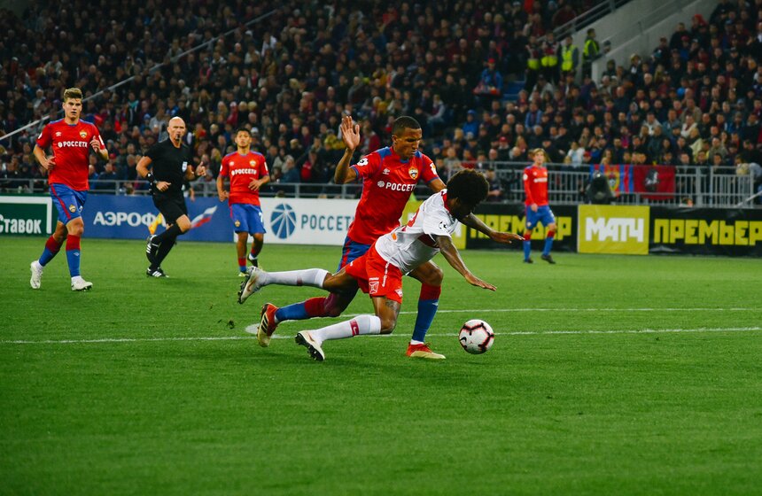 ЦСКА активно прессингует соперника на спартаковской половине поля