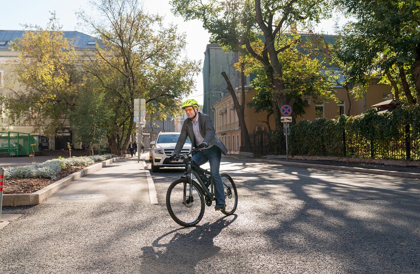 Директор по правовому обеспечению деятельности "МосТрансПроект" Вадим Шабуня рассказал, что давно с удовольствием ездит на велосипеде по выходным, а в честь акции доехал на двухколесном транспорте от дома до работы.