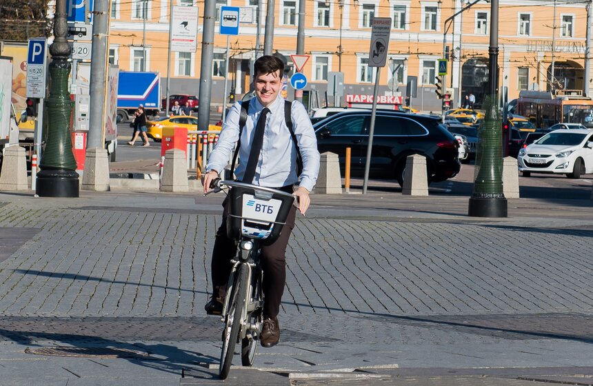 Директор по развитию диаметральных маршрутов ЦППК Артем Царёв считает, что передвижение по городу на велосипеде экономит время.<br /><br />"Все новые электропоезда нашей компании, в том числе и те, которые будут задействованы на МЦД (Московских центральных диаметрах – М24), оборудованы велокреплениями. Таким образом, можно легко добраться от дома до железнодорожной станции на велосипеде, оставить его в специально оборудованном месте в вагоне и далее доехать на нем от станции назначения до офиса", – пояснил Царёв.