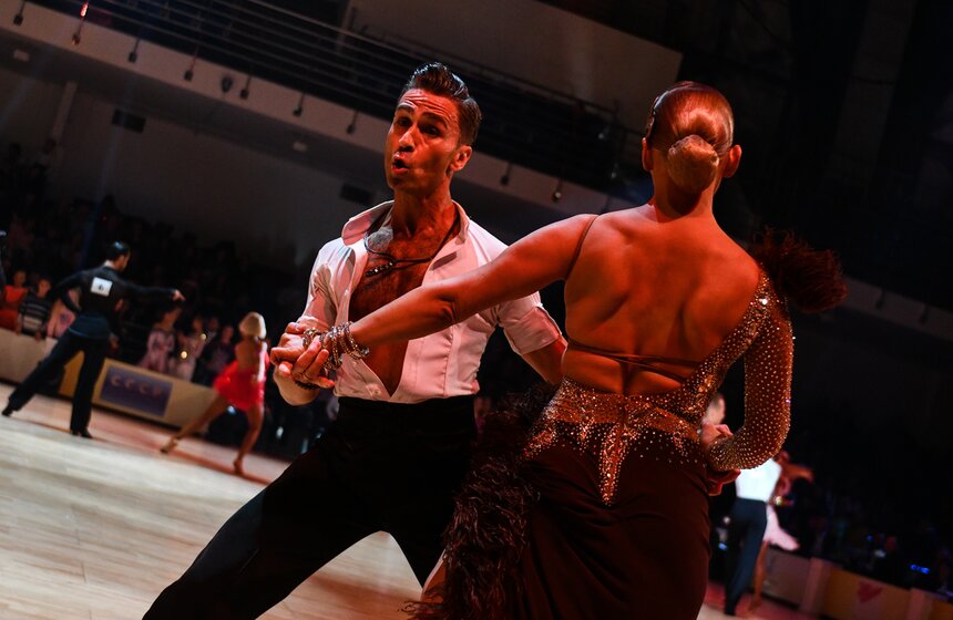 Богатейшая эмоциональная палитра танца включает в себя весь спектр человеческих переживаний, а медленный ритм позволяет сполна раскрыть пластику тел танцоров