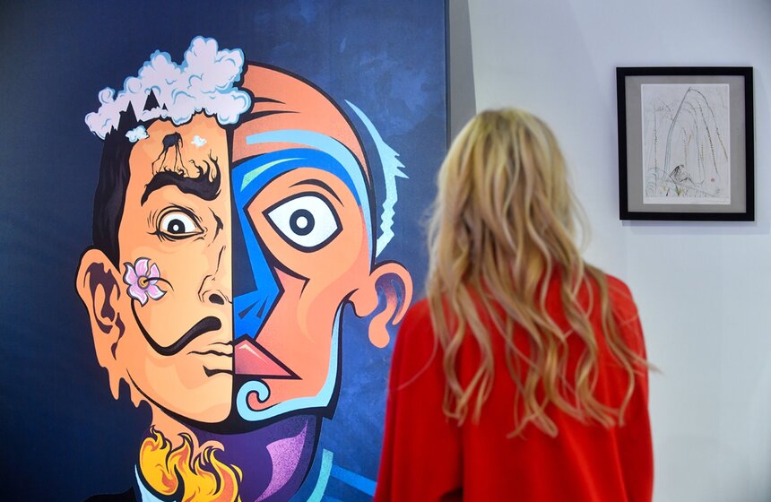 26 сентября при поддержке посольства Испании в культурно-выставочном центре "Гранатный Двор" состоялось официальное открытие выставки "Сальвадор Дали & Пабло Пикассо". Под мелодичные звуки испанской гитары гости вечера изучали одну из самых крупных в мире коллекций графики, керамики и скульптур двух мастеров. Коллекция заняла все многоуровневое пространство XVII века. В экспозиции значатся самые знаменитые далинианские сюжеты, в том числе тающие часы, слон на тоненьких ножках, женщина с ящиками, жираф в огне и другие.