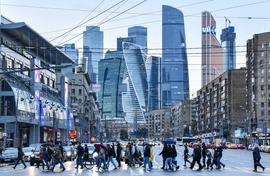 В случае подтоплений и обнаружения скоплений воды москвичи могут обратиться сразу в несколько городских служб. Можно позвонить в круглосуточную центральную диспетчерскую службу Мосводостока или оставить заявку на вызов бригады. В случае, если затоплена придомовая территория, следует обращаться в управу района, в префектуру округа, в единый диспетчерский центр или в департамент ЖКХ и благоустройства. Также можно отправить сообщение с описанием проблемы в Twitter, отметив в посте аккаунт департамента. Еще один вариант – подать жалобу на портале "Наш город" или позвонить на горячую линию ОАТИ. О затоплениях подземных переходов следует сообщать в диспетчерскую службу ГБУ "Гормост".