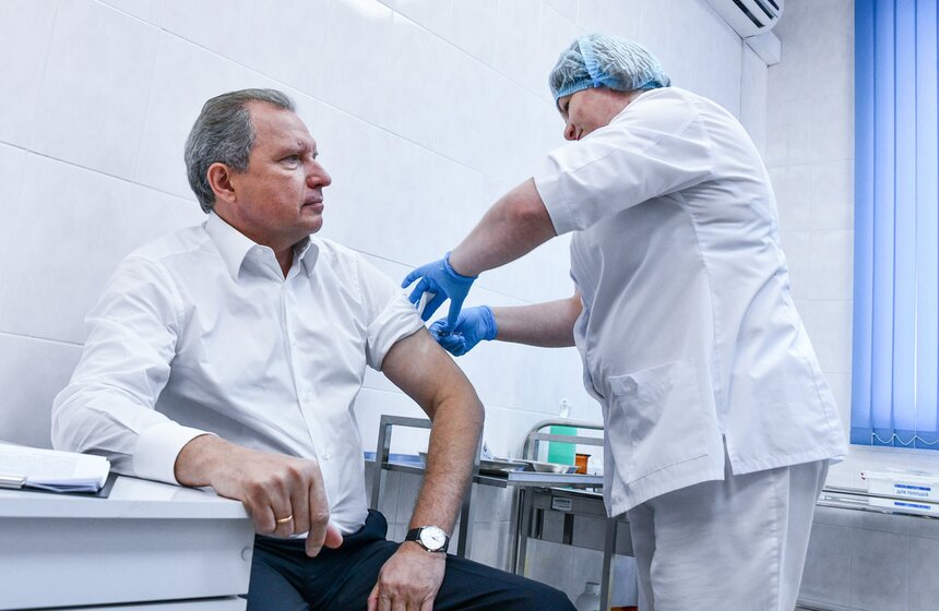 В Москве продолжается вакцинация населения от сезонного гриппа. На данный момент каждый пятый житель столицы сделал прививку – количество вакцинированного населения уже превысило показатели прошлого года на 300 тысяч. Прививочные пункты расположены в 70 центрах госуслуг "Мои документы", около 34 станций метро, Московского центрального кольца (МЦК) и железнодорожных станций. В выходные дни они также работают в девяти торговых центрах. Кампания по вакцинации продлится до 28 октября.