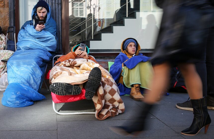 28 сентября в России стартовала продажа новых iPhone XS и XS Max. Первыми покупателями стали участники многодневной очереди у магазина re:Store на улице Тверская. Однако большинство людей, стоявших в очереди, не собирались приобретать смартфоны. Они лишь продавали места.