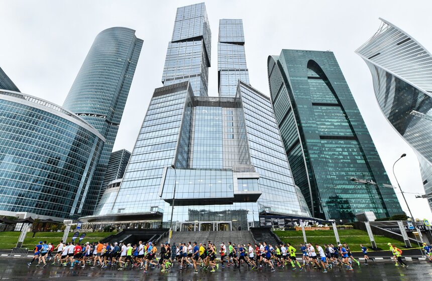 23 сентября в столице прошел Московский марафон. Всего в забеге приняли участие более 30 тысяч человек из почти 100 стран мира. Участники – профессионалы и любители – могли выбрать одну из двух дистанций: классическую – 42,2 километра и сокращенную, 10-километровую. На дистанции 42,2 километра среди мужчин выиграл забег 31-летний россиянин Степан Киселев. У женщин победительницей стала Сардана Трофимова.
