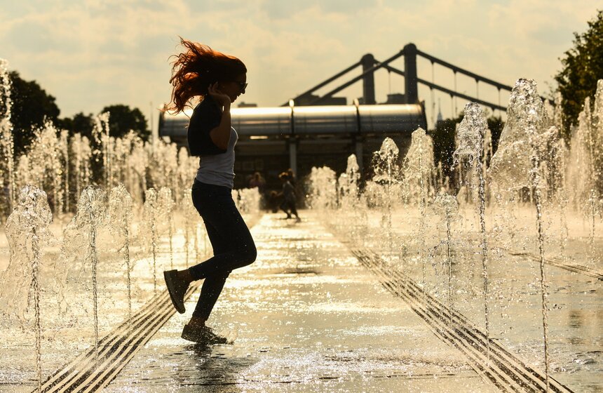 22 сентября стал аномально жарким днем для конца осени. По данным Гидрометцентра России, температура воздуха в городе поднялась до отметки в 26 градусов по Цельсию. Даже в ночные часы температура воздуха не опустилась ниже 10 градусов тепла.