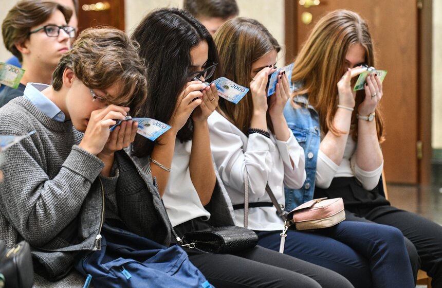 22 сентября во всех территориальных учреждениях Банка России прошел День открытых дверей. Не стала исключением и Москва. Для посетителей организовали экскурсии, на которых можно было узнать об истории главного банка страны, отечественных деньгах и о развитии банковского дела, а также викторины и конкурсы, квесты, мастер-классы, лекции по финансовой грамотности.