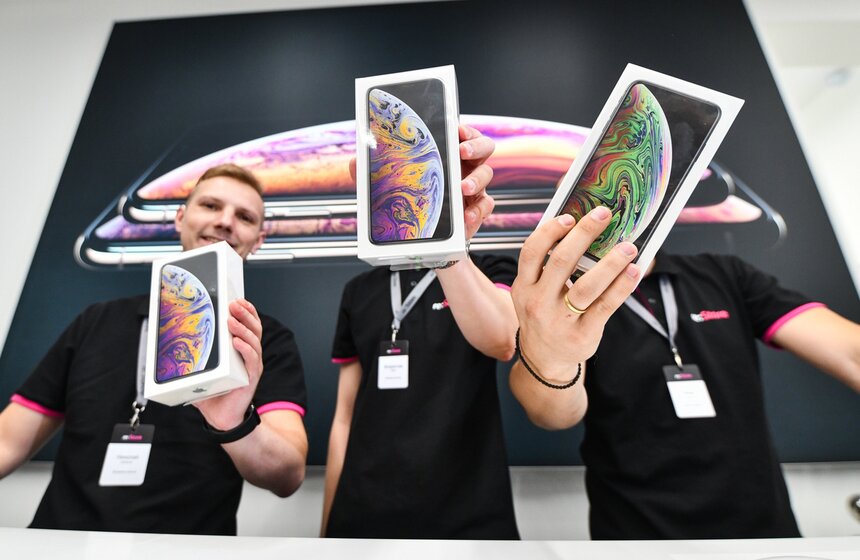 Таким образом, первым приобрел желанный девайс мужчина, который занимал 247-е место и отстоял в очереди всего 2,5 часа. Цены на устройства модификации XS стартуют от 87 990 рублей, на XS Max – от 96 990 рублей.