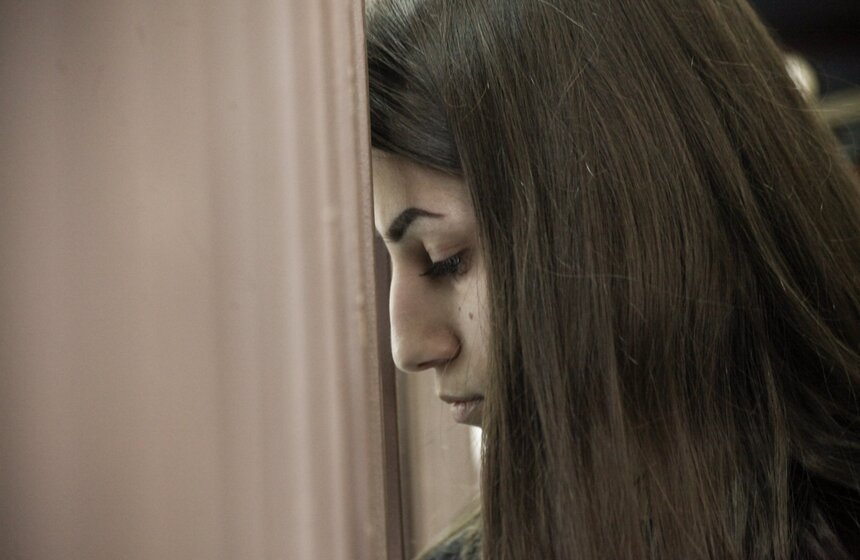 28 сентября сестер Хачатурян, которых обвиняют в убийстве родного отца, отпустили из СИЗО. Они теперь живут раздельно и не могут общаться друг с другом. Также девушкам запрещено выходить за пределы жилого помещения с 21:00 до 7:00, использовать все виды средств связи, за исключением телефонных звонков для вызова экстренных служб, общаться без разрешения следователя с любыми лицами, кроме адвоката. Так они будут жить до 28 декабря.