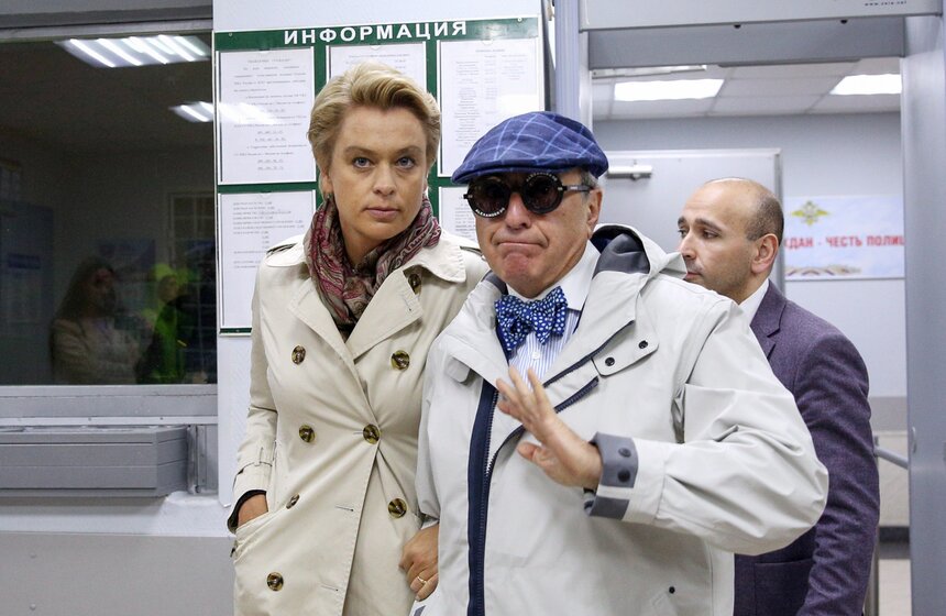 Главный редактор газеты "Московский комсомолец" Павел Гусев разводится со своей супругой Евгенией Ефимовой. Супруги за время брака нажили вместе квартиру, 11 нежилых помещений в столице, а также два жилых дома и 15 земельных участков в Московской области. Вся недвижимость зарегистрирована на Гусева и оценивается в полтора миллиарда рублей. Накануне Ефимову допрашивали в связи с заявлением супруга о краже имущества – коллекции его личных книг и картин известных художников на сумму около двух миллионов долларов. Женщину отпустили сразу после допроса.