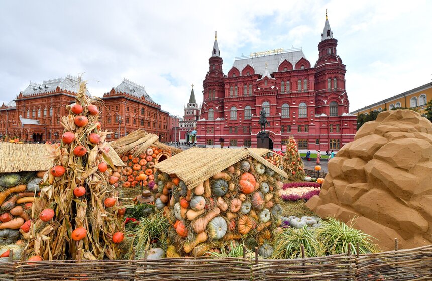 28 сентября в столице стартовал фестиваль "Золотая осень". На фестивале можно купить свежие фрукты и овощи, мясо и рыбу, российские сыры, молочную продукцию, мед и кондитерские изделия. Помимо традиционных фестивальных площадок, задействовали продуктовые рынки, межрегиональные и региональные ярмарки, а также ярмарки выходного дня и сетевые магазины.