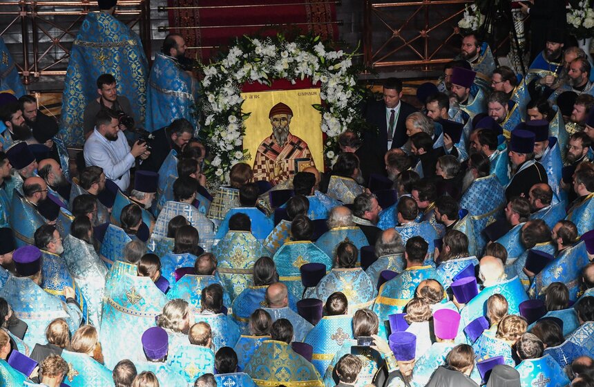 21 сентября десница святителя Спиридона Тримифунтского прибыла в Россию с греческого острова Корфу. Святитель Спиридон Тримифунтский – святой, которого почитают православные во всех концах земного шара. Поклониться реликвии в храме Христа Спасителя устремились тысячи паломников. Их маршрут пролегает по Крымской набережной, Якиманской набережной и Патриаршему мосту. При этом проход к храму от станции метро "Кропоткинская" в эти дни закрыли. В среднем время ожидания в очереди к мощам святителя Спиридона в Москве составило полтора часа.