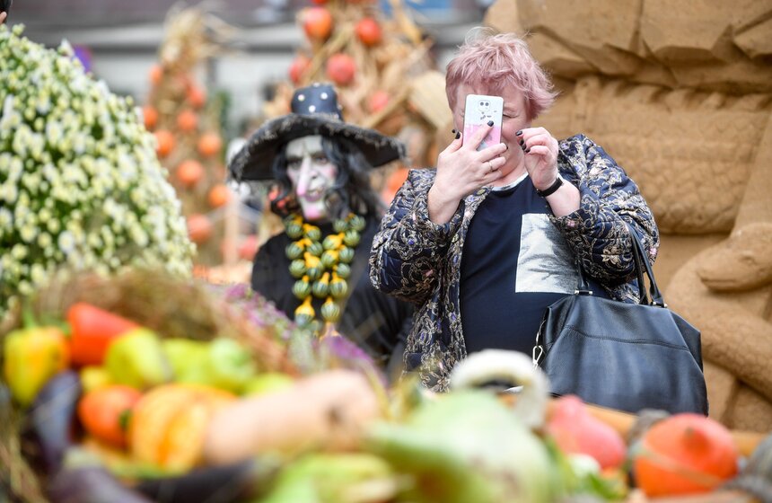 Культурная программа фестиваля включает более 600 творческих и свыше 250 кулинарных мастер-классов, 80 концертов, более 250 театрализованных программ и сценических выступлений, десятки спортивных активностей. Фестиваль "Золотая осень" продлится до 7 октября.