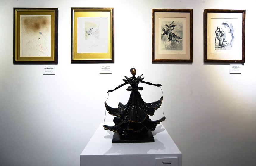 Экспонаты сопровождаются интересными текстами, поясняющими содержание работ