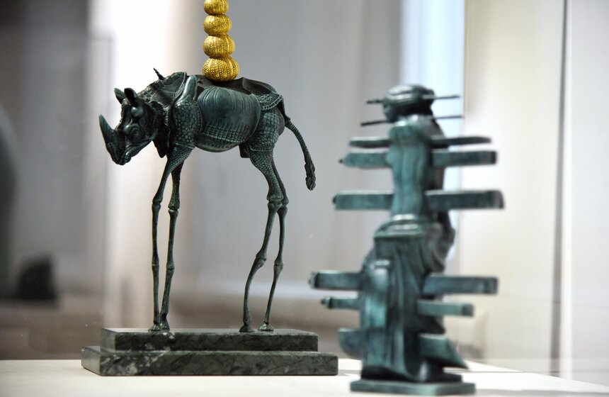 Работа Дали – семнадцать морских ежей на спине носорога