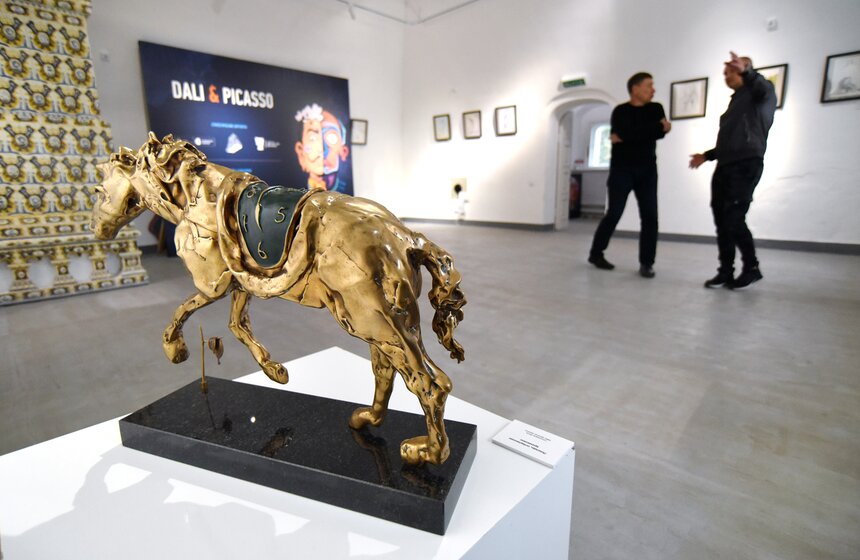 ​В экспозиции присутствуют самые знаменитые далинианские сюжеты