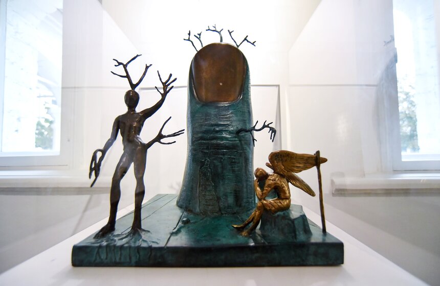 В экспозиции представлена графика, керамика и скульптуры двух художников