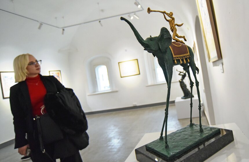 Один из них - слон на тоненьких ножках