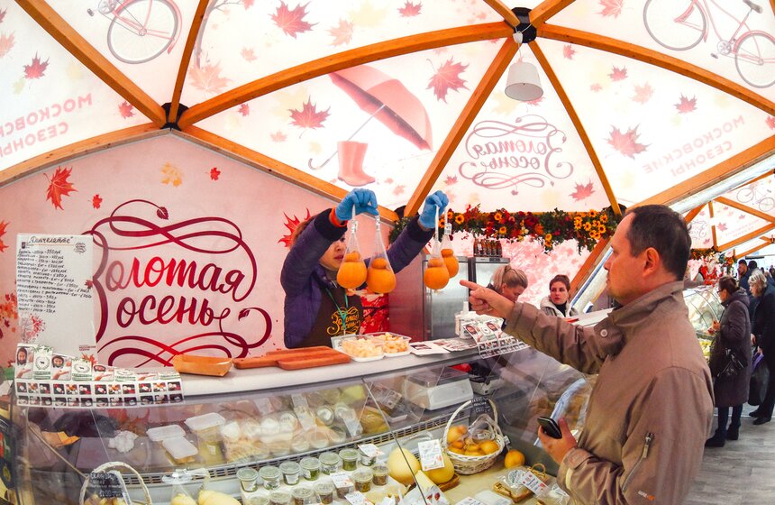 Свою продукцию на фестиваль "Золотая осень" привезли более тысячи предприятий из 55 регионов России