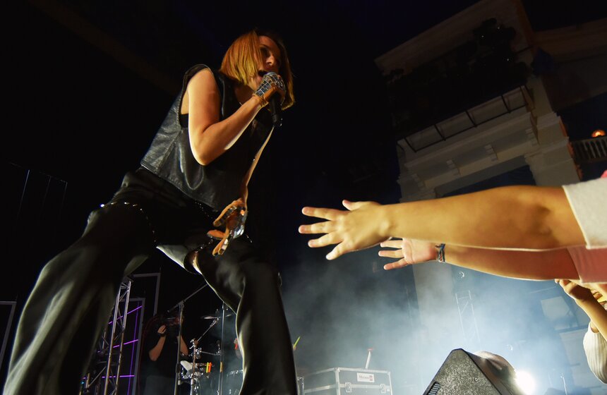 23 декабря в полуфинале 5 сезона шоу "Голос" Екатерина Иванчикова вместе с Михаилом Житовым и Сардором Милано исполнила композицию "Бьет бит"