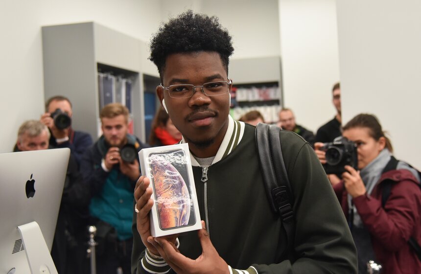 Каждый, кто приобрел новую технику от Apple, готов был красоваться перед камерами с гаджетами