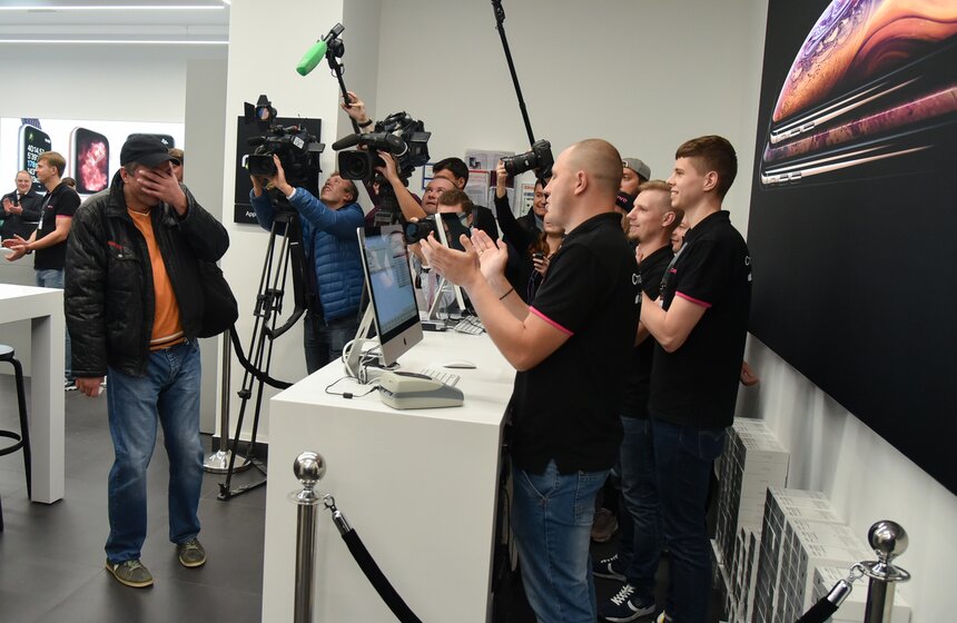 В столице первым покупателем iPhone стал москвич по имени Валерий, но на кассе на покупку телефона у мужчины не хватило денег. Валерий подумал, что в сумму покупки места в очереди входит и цена самого гаджета.