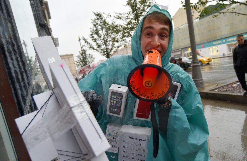 Эксперты связывают погоню за айфонами исключительно с желанием показать свою статусность и принадлежность к большинству