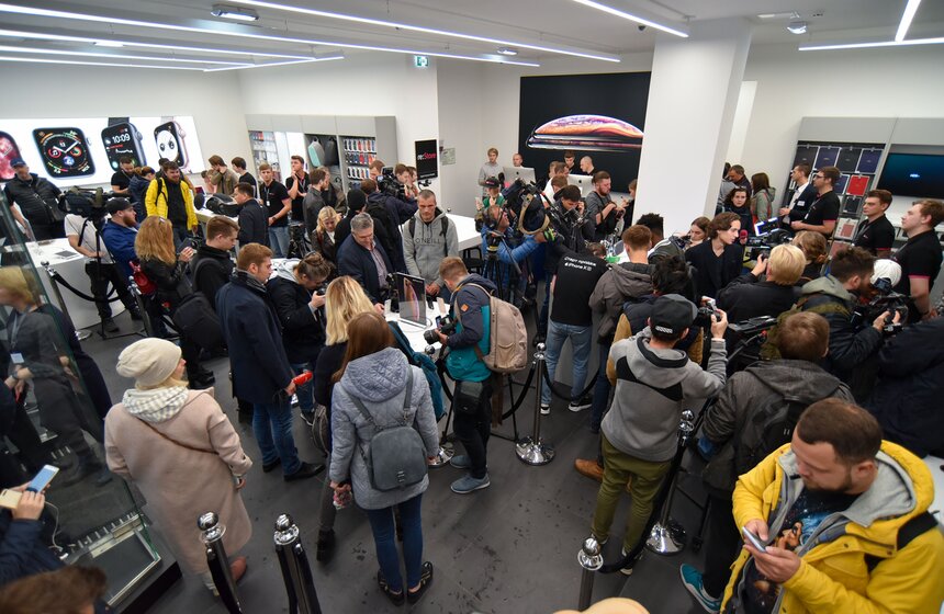 После того, как первый покупатель не смог выкупить заветный гаджет, вторым "первым" покупателем нового iPhone стал Анатолий. Он простоял в очереди всего 2,5 часа, несмотря на предпродажный ажиотаж.