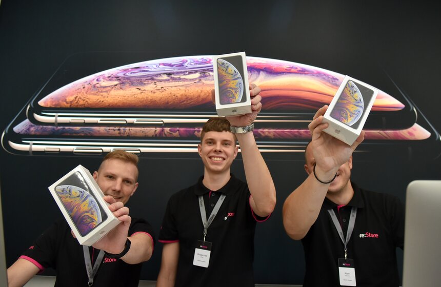 За несколько дней до этого возле магазина выстроилась очередь из нескольких десятков людей. Оказалось, что они желали вовсе не приобрести новинки от Apple, а заработать на продаже своих мест.