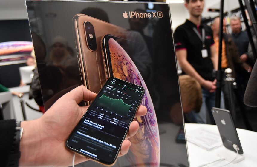 Впрочем, этого им сделать так и не удалось. Несколько дней первым стоял 18-летний Михаил, который хотел отдать свое место за 400 тысяч рублей, однако за несколько часов до старта продаж он порвал свой талон