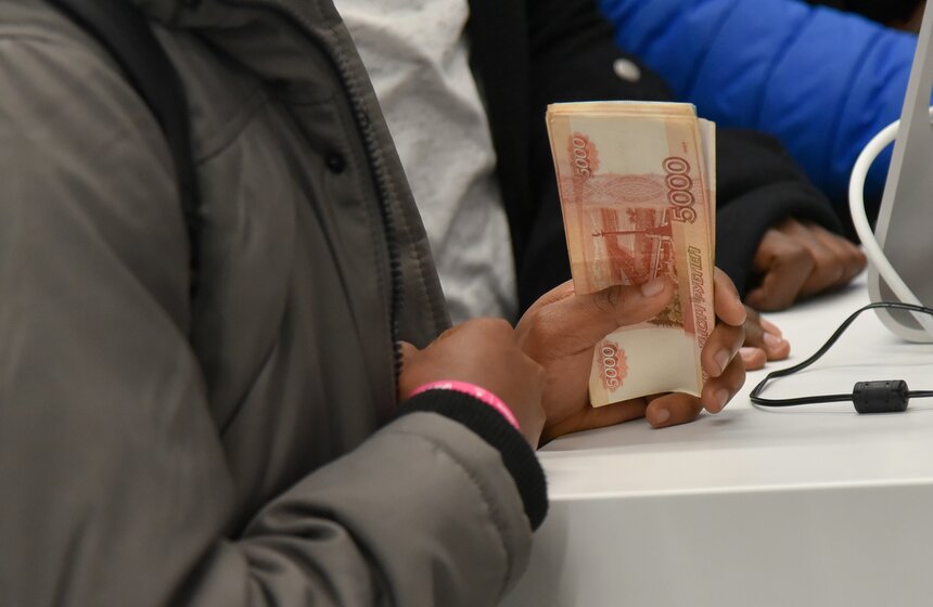 Ровно в девять утра магазин открыл свои двери для покупателей: пускали строго по номерам талонов. При этом первые восемь человек не объявились.