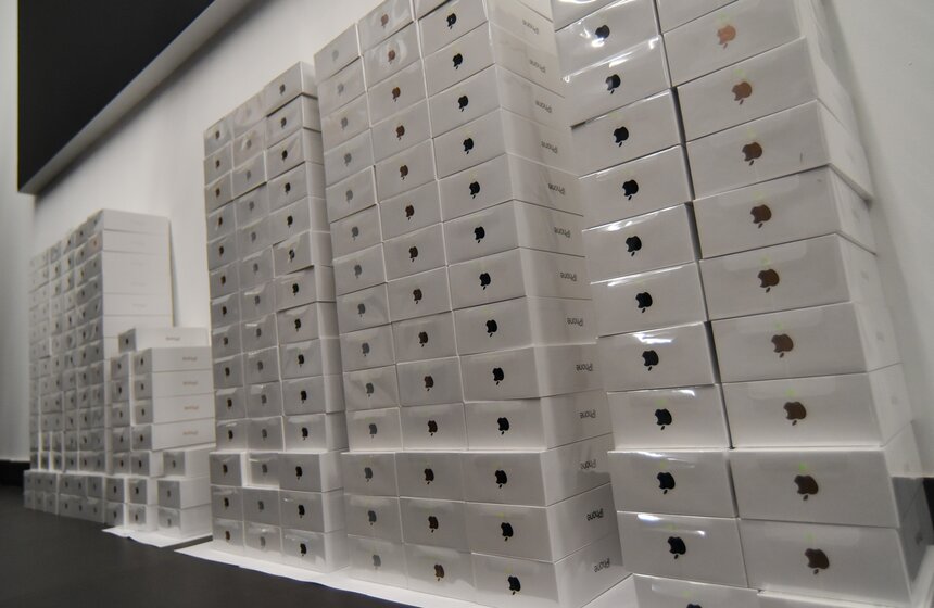 В соцсетях ситуацию со стартом продаж новых моделей iPhone встретили шутками. Пользователи считают сложившийся ажиотаж абсурдным, так как в других магазинах новинки от Apple можно было купить без очереди и даже дешевле.